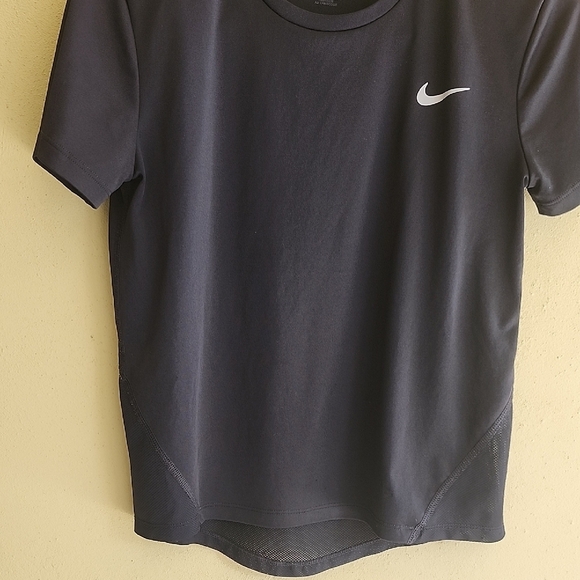 Nike Women's Black Short Sleeve Tee - Picture 4 of 8